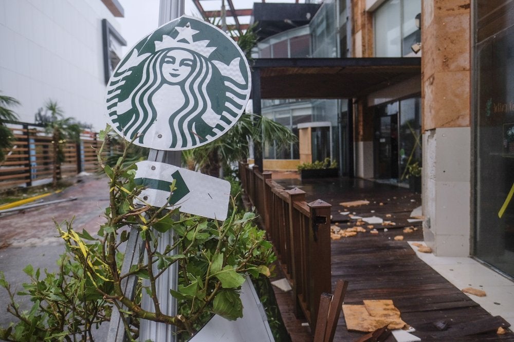 El letrero de una cafetería Starbucks y otros objetos dañados por los vientos del huracán Delta en Cancún, México, el miércoles 7 de octubre de 2020. (Foto/Víctor Ruiz García)
