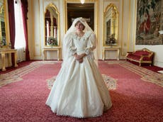 Diseñadora de Lady Di opina sobre versión de su vestido en The Crown