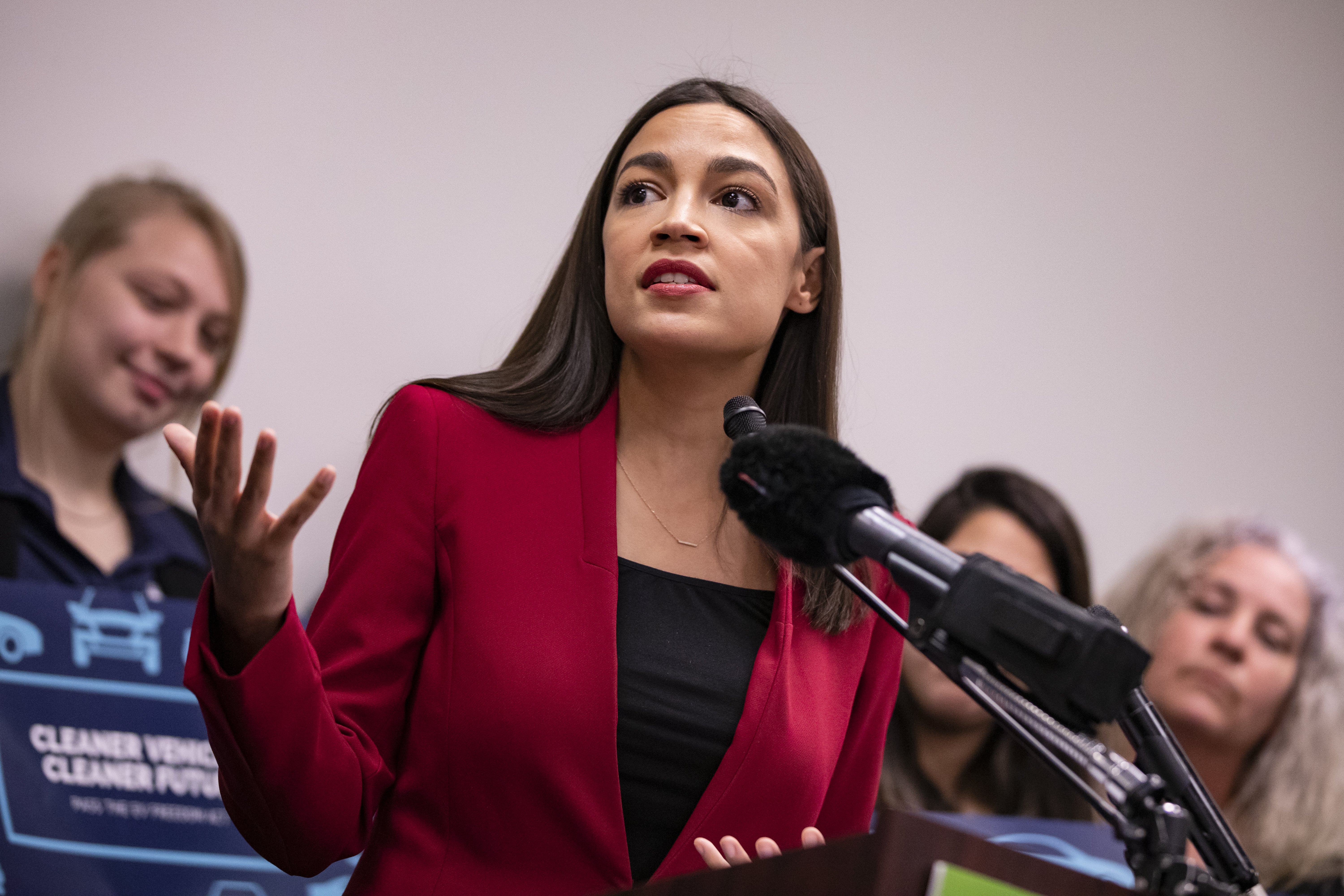 AOC responde al ataque “desquiciado” de Trump en el debate