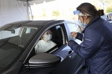 Repunte de casos de COVID-19 causa tensión en Wisconsin y las Dakotas