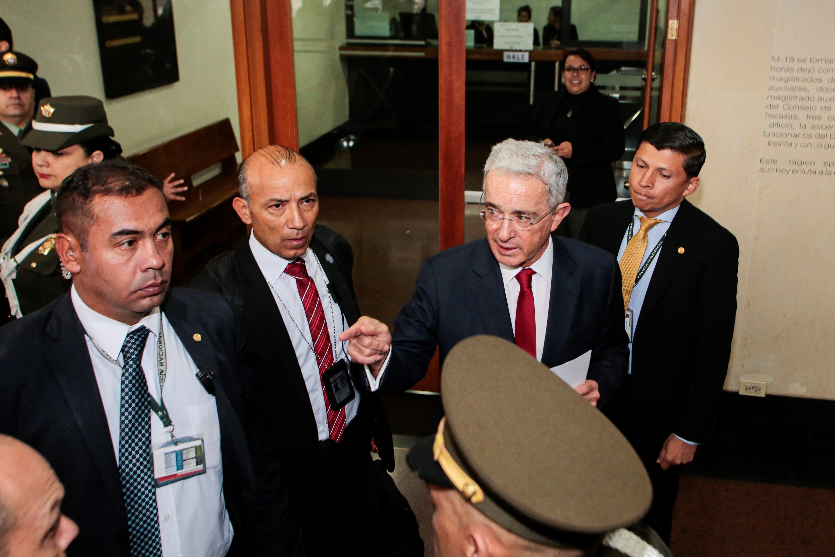 El expresidente colombiano Álvaro Uribe llega al Palacio de Justicia para una audiencia ante la Corte Suprema