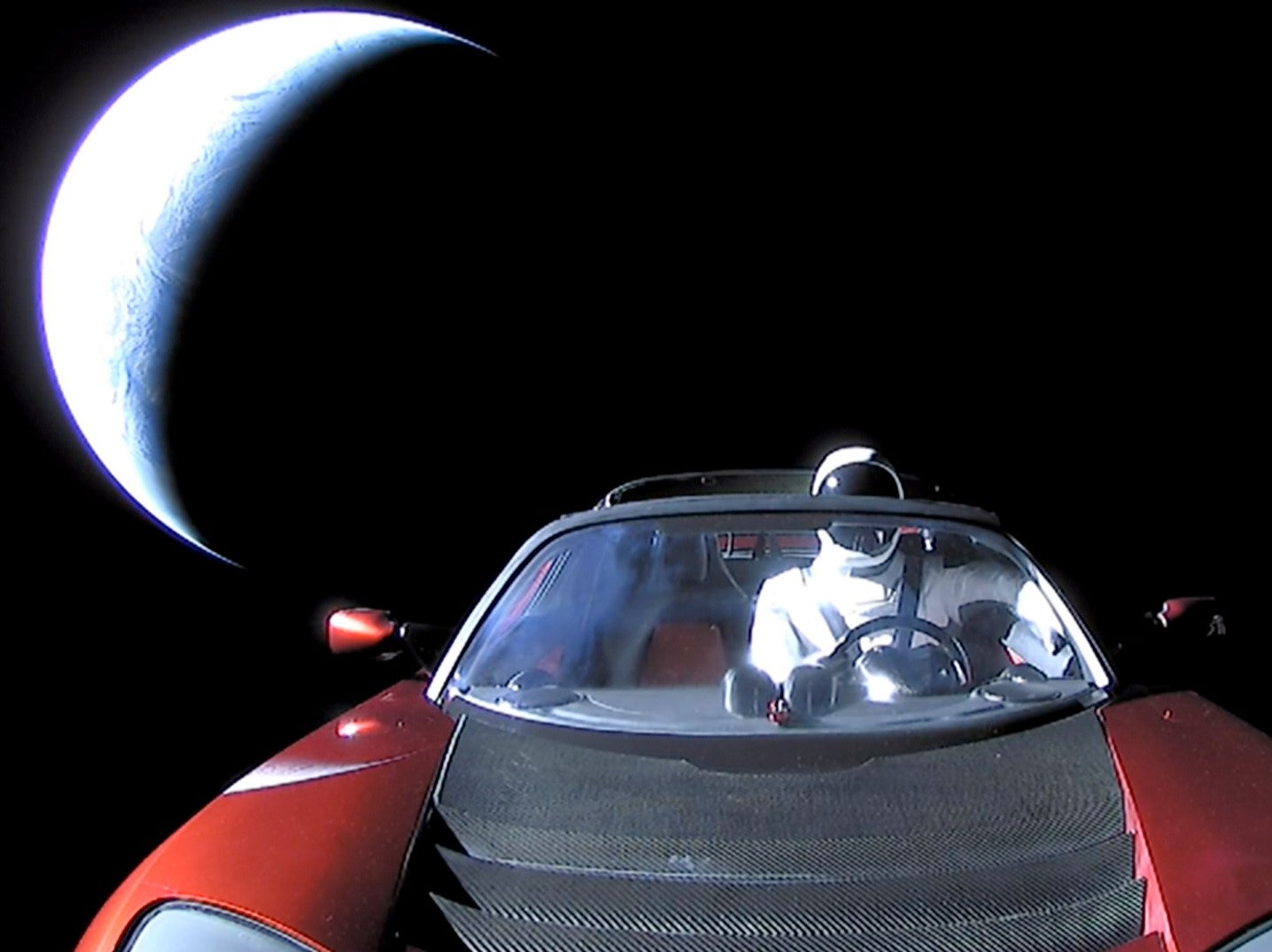 El auto lanzando al espacio con un conductor ficticio llamado 'Starman' se acercó a Marte