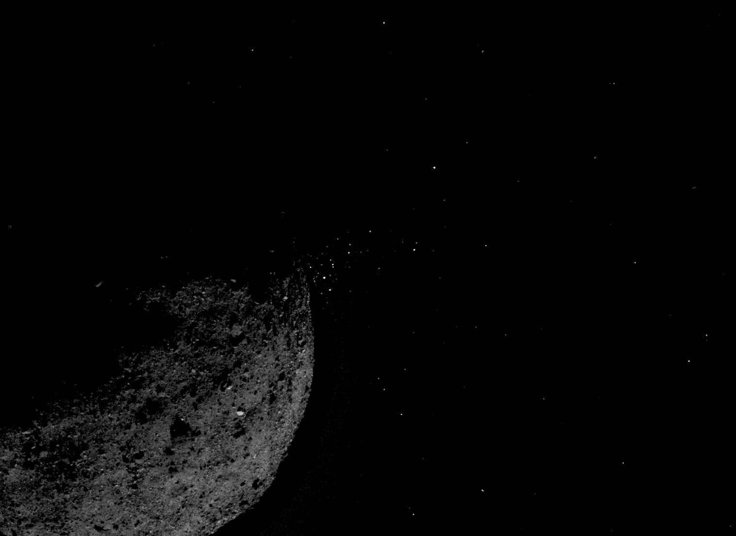 Esta vista del asteroide Bennu expulsando partículas de su superficie el 19 de enero fue creada combinando dos imágenes tomadas a bordo de la nave espacial OSIRIS-REx de la NASA.
