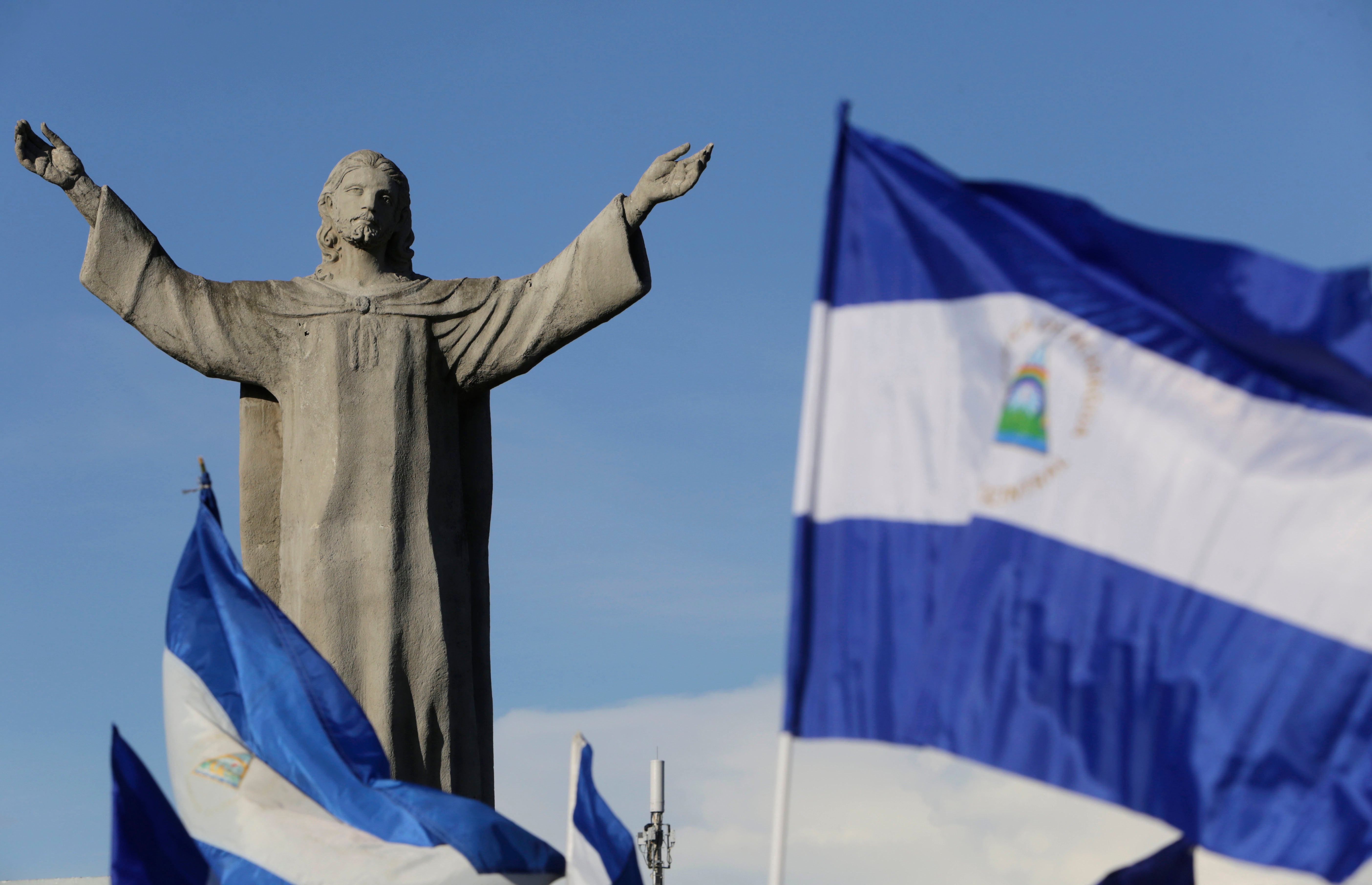 Banderas nacionales nicaragüenses ondean cerca del monumento “Cristo Rey”, en Managua.