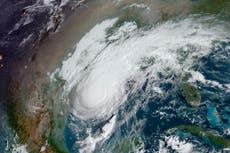 Zeta se vuelve a fortalecer a un huracán, apunta a la Costa del Golfo