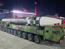 Kim Jong-un presenta un nuevo misil balístico intercontinental