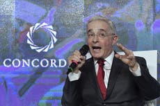 Álvaro Uribe queda en libertad tras arresto domiciliario