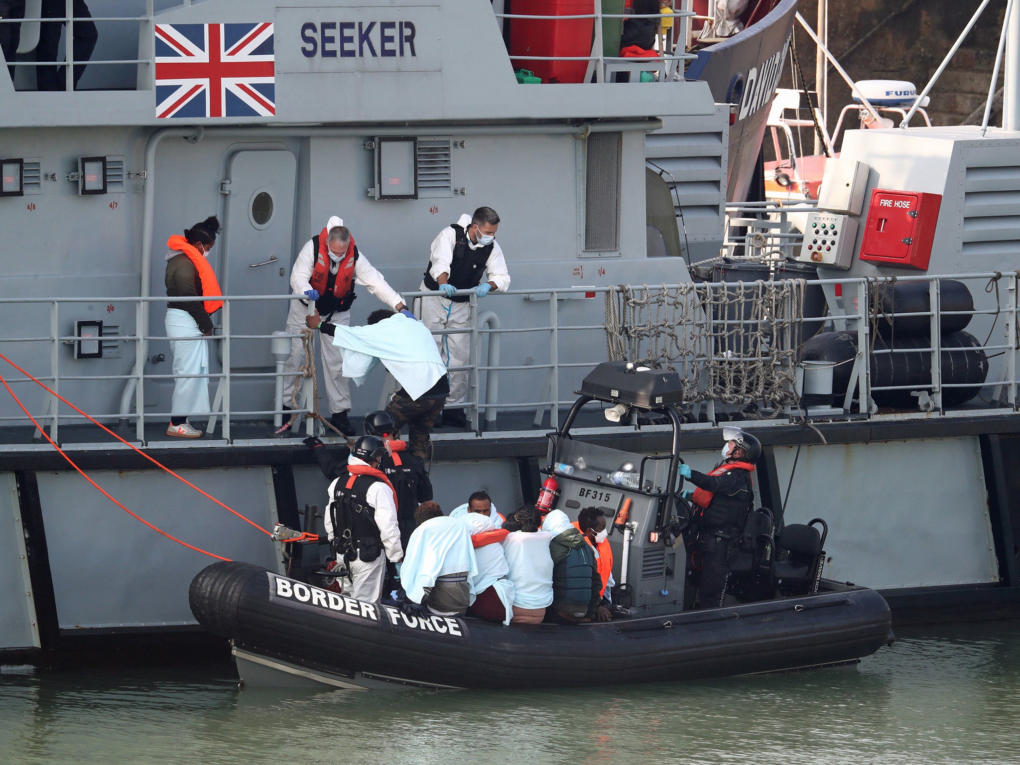 El nuevo plan vería los barcos de hélice desactivados por redes antes de que los migrantes sean llevados a bordo de los barcos del Reino Unido.