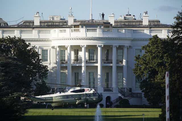 El helicóptero que transportara al presidente Donald Trump al Centro Médico Militar Nacional Walter Reed en Bethesda, Maryland, aterriza en el Jardín Sur de la Casa Blanca en Washington, el viernes 2 de octubre de 2020. (AP Foto/J. Scott Applewhite)