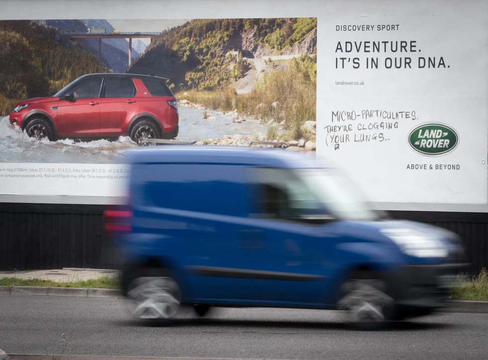 Una camioneta pasa junto a un cartel publicitario de un automóvil nuevo que ha sido pintado el 5 de septiembre de 2017 en Bristol, Inglaterra.
