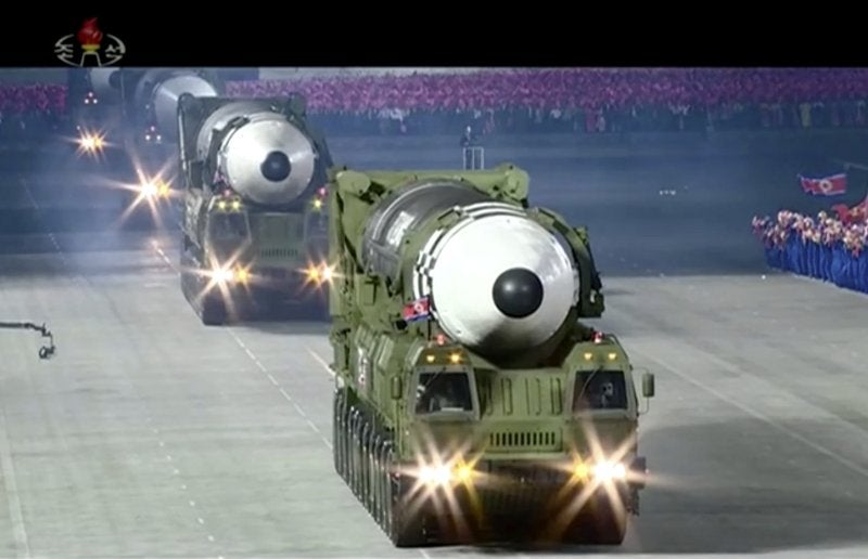Esta imagen tomada de un video emitido por la televisor norcoreana KRT muestra un desfile militar con lo que parece un posible misil nuevo de combustible sólido, en la plaza Kim Il Sung en Pyongyang, el sábado 10 de octubre de 2020. (KRT via AP)