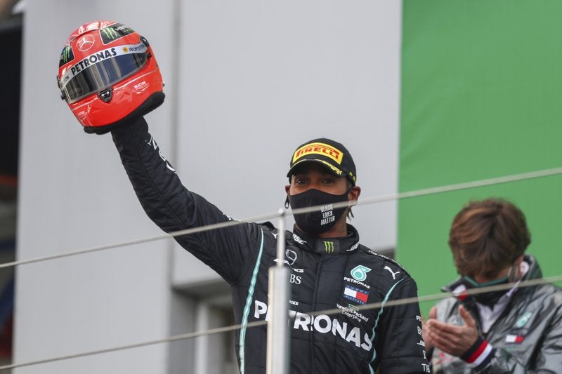 El piloto de Mercedes Lewis Hamilton celebra en el podio luego de ganar el Gran Premio de Eifel.