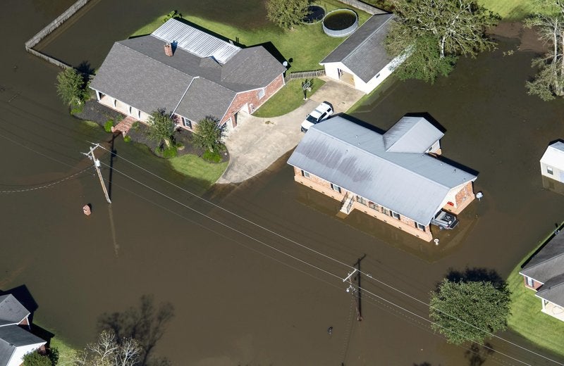 Esta fotografía aérea muestra casas rodeadas por inundaciones tras el paso del huracán Delta.