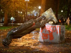 Manifestantes derribaron estatuas en Portland