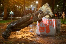 Manifestantes derribaron estatuas en Portland