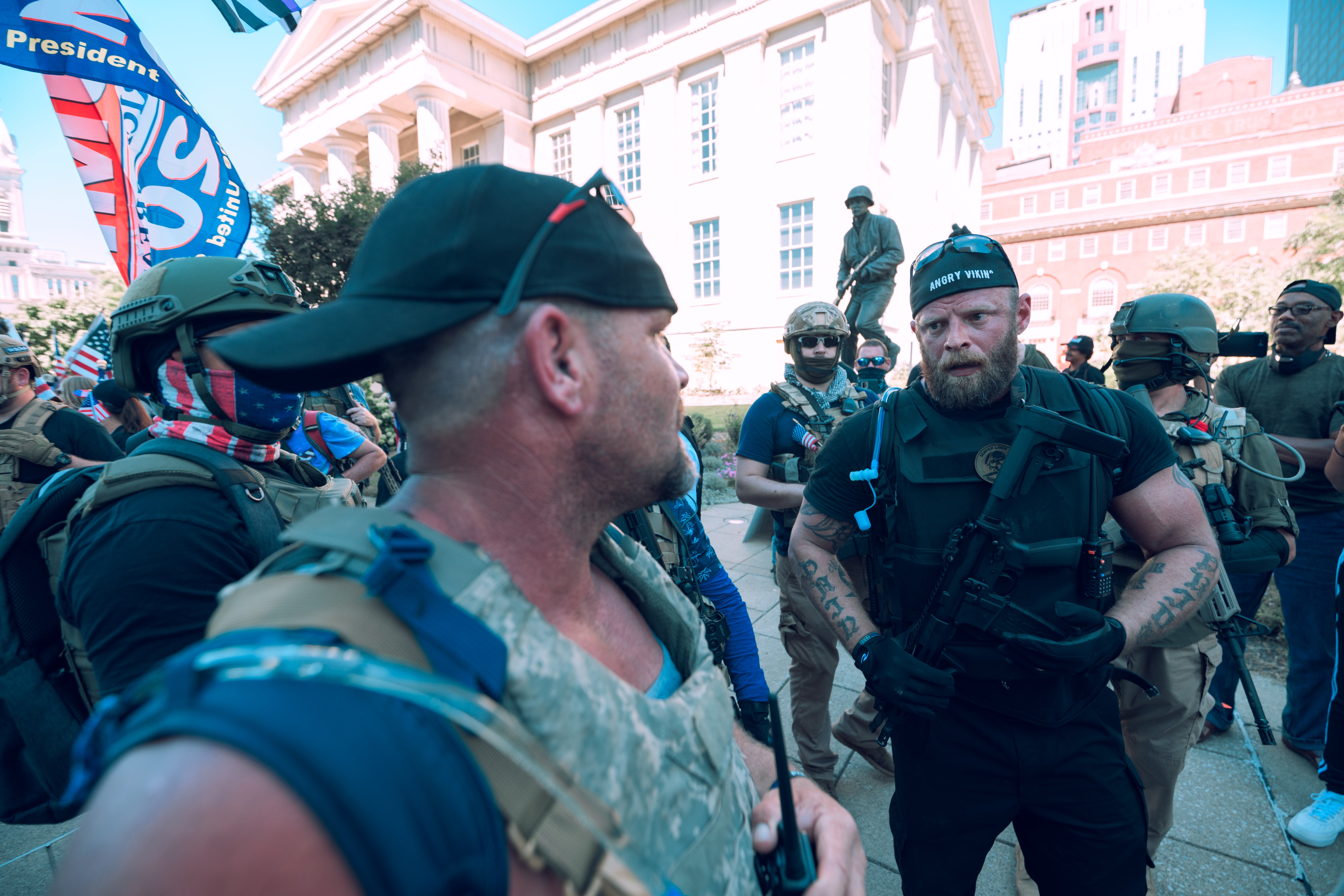 Grupos de extrema derecha como los Angry Vikings (fotografiados en Kentucky el 5 de septiembre) planean patrullar los lugares de votación el día de las elecciones.