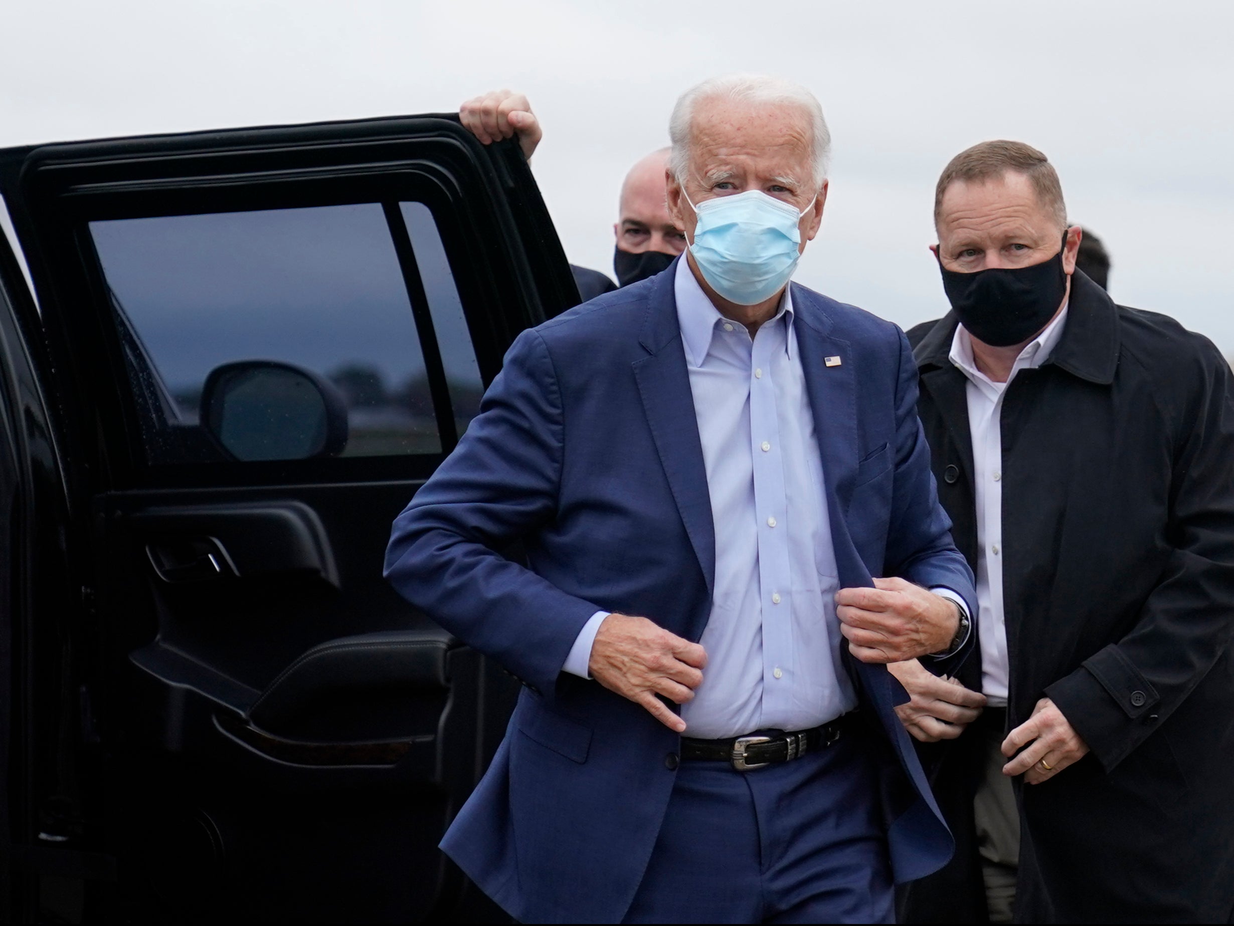 Grupo de prensa de Biden no llega a mitin por un problema en el avión