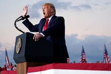 Un ‘inmune’ Trump amenaza con besar a “chicos y mujeres hermosas"
