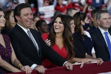 Gobernador de Florida choca los cinco con miles en un mitin de Trump