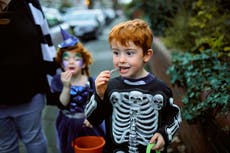 ‘Muy inquietante’: Policía denuncia agujas encontradas en chocolates de Halloween