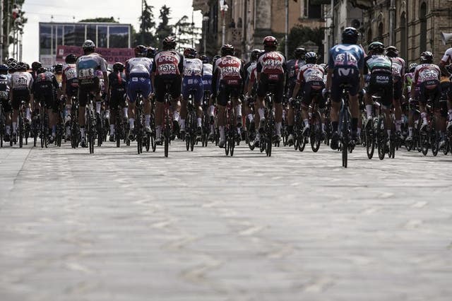 Los ciclistas toman la largada de la décima etapa del Giro de Italia, desde Lanciano a Tortoreto.