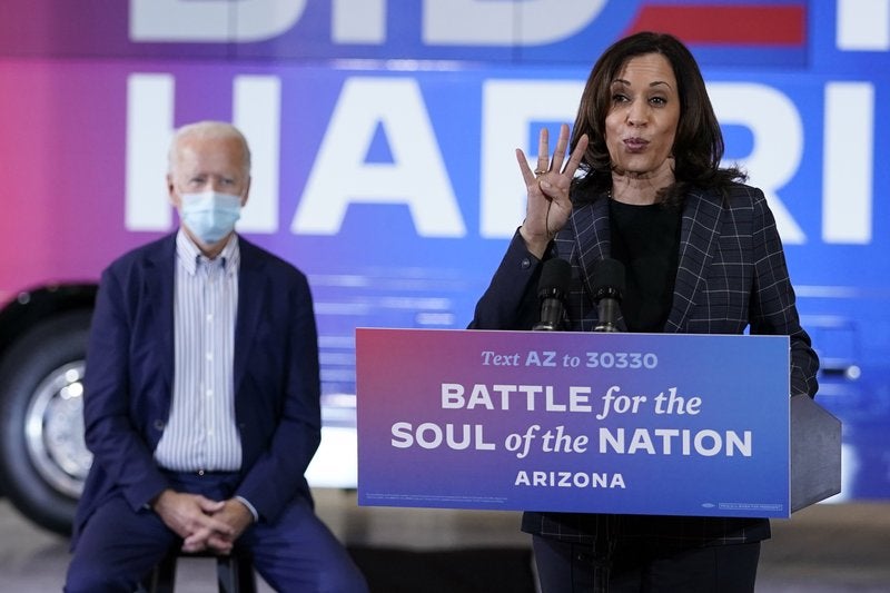 La candidata demócrata a la vicepresidencia Kamala Harris hablando en un acto en Phoenix el 8 de octubre del 2020.