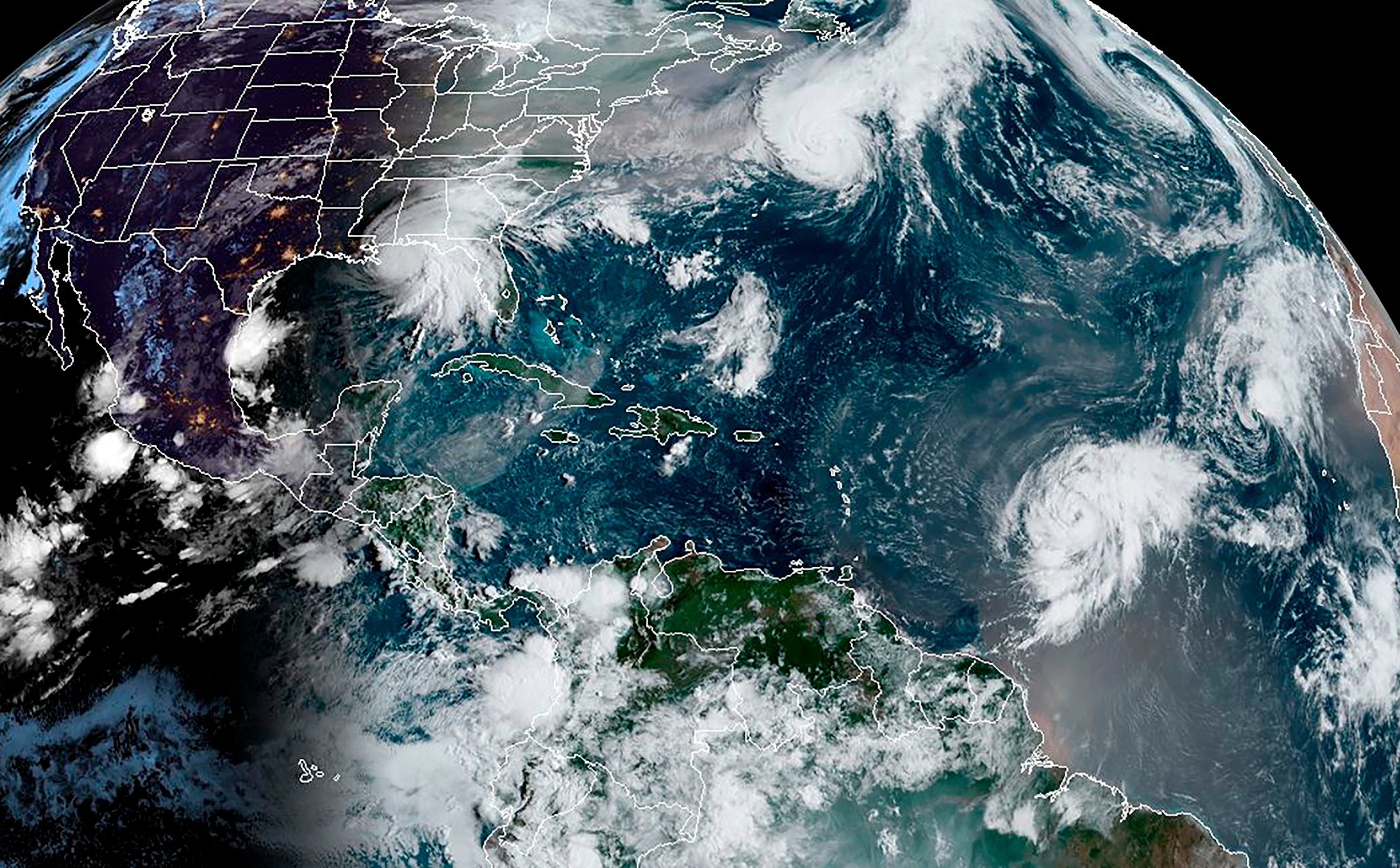 Una imagen de satélite muestra varios huracanes en el Océano Atlántico el mes pasado. La temporada de huracanes del Atlántico de 2020 es la segunda más activa registrada y aún no ha terminado.