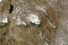 Cientos de voluntarios combaten incendio en monte Kilimanjaro
