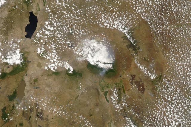 Esta foto de satélite tomada por la NASA el lunes, 12 de octubre del 2020, muestra el monte Kilimanjaro, en Tanzania
