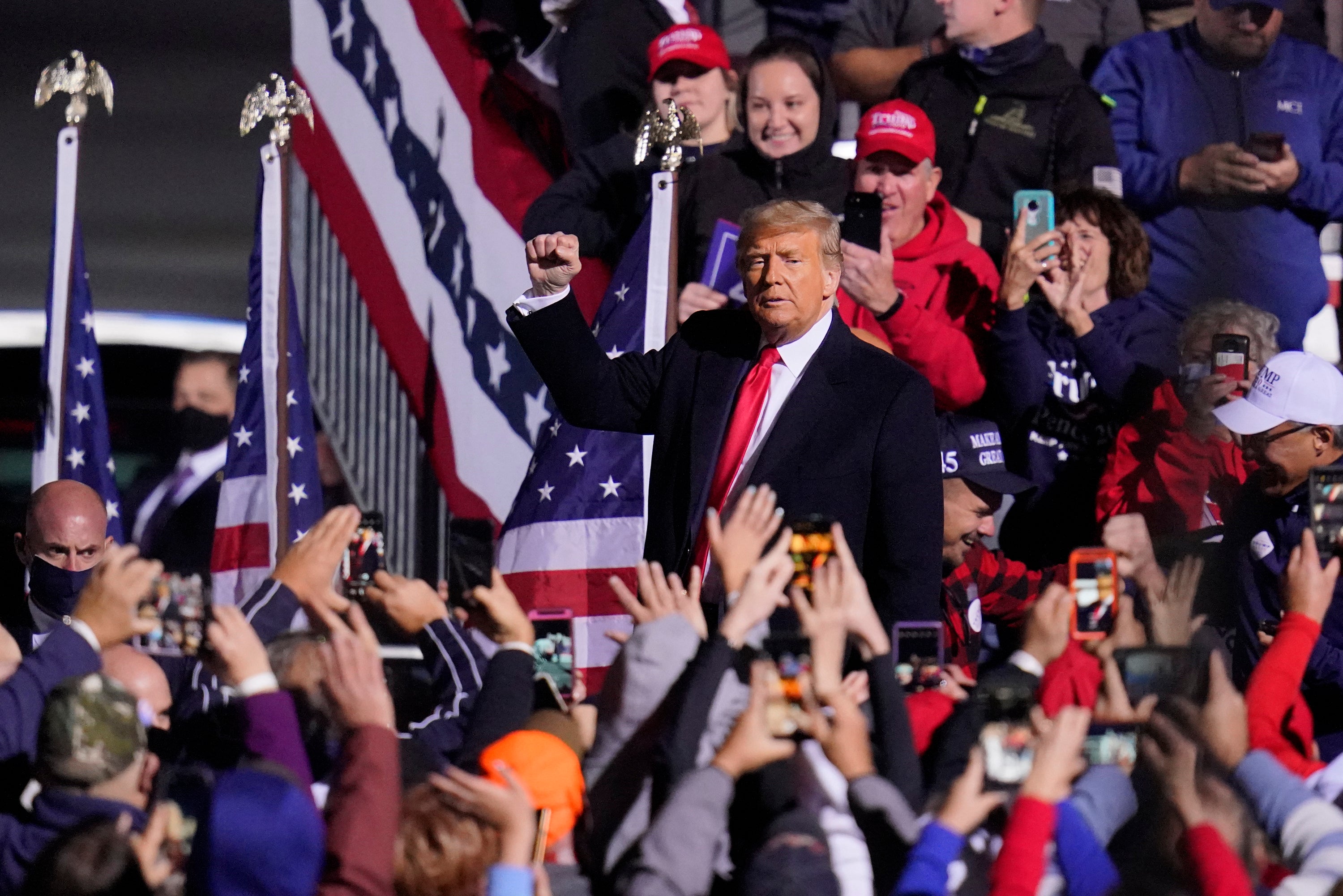 Trump insiste que sobrevivientes del coronavirus ahora son inmunes