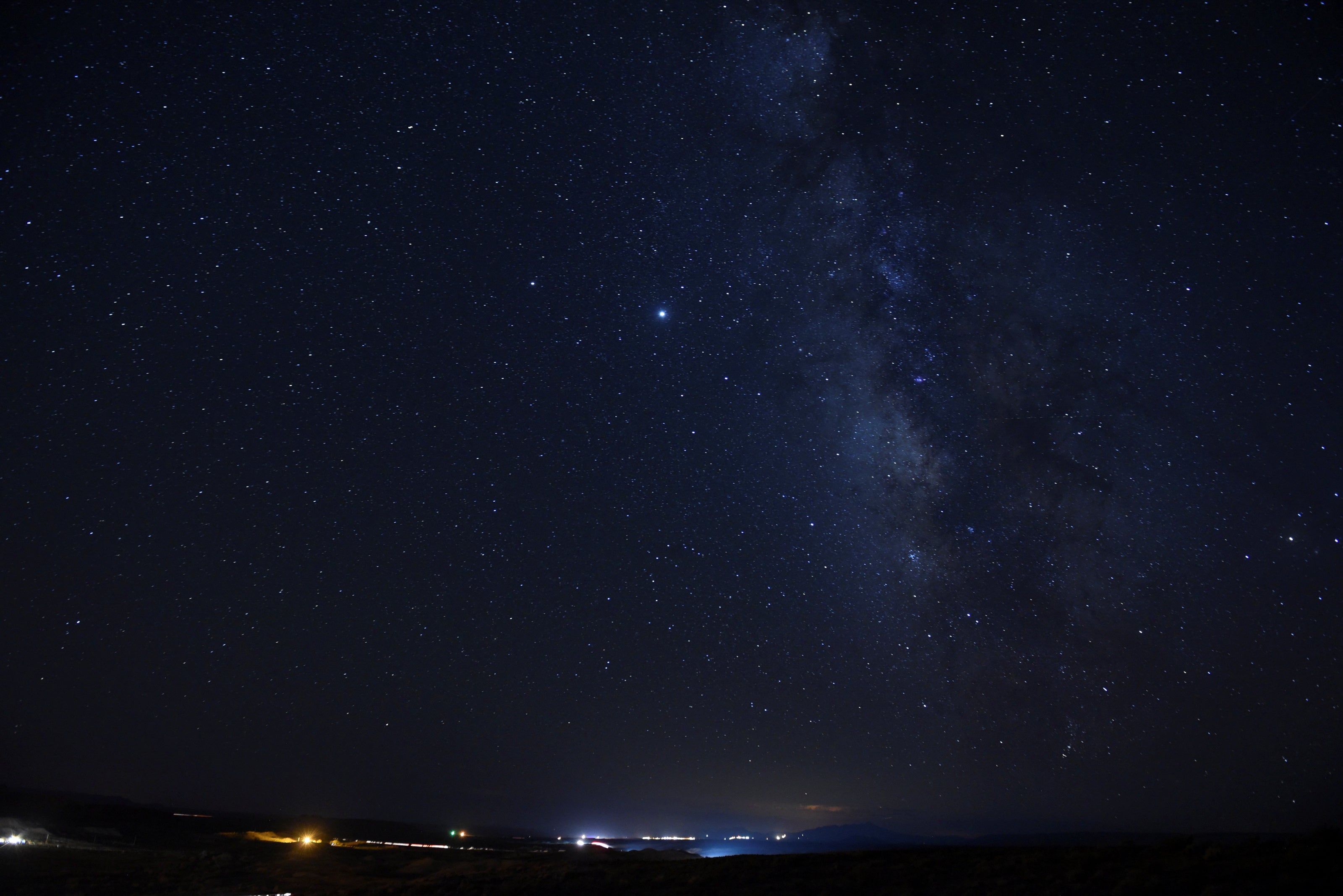 Las estrellas y la Vía Láctea se ven en la Nación Navajo en Hidden Springs, Arizona.