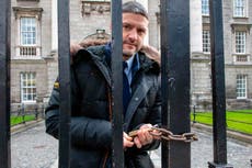 Cierran escuelas Irlanda del Norte para combatir el COVID-19