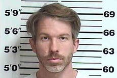 Fiscal es acusado por amenazas de deportación contra su exprometida