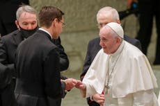 Papa Francisco recalca la importancia de seguir reglas contra COVID-19
