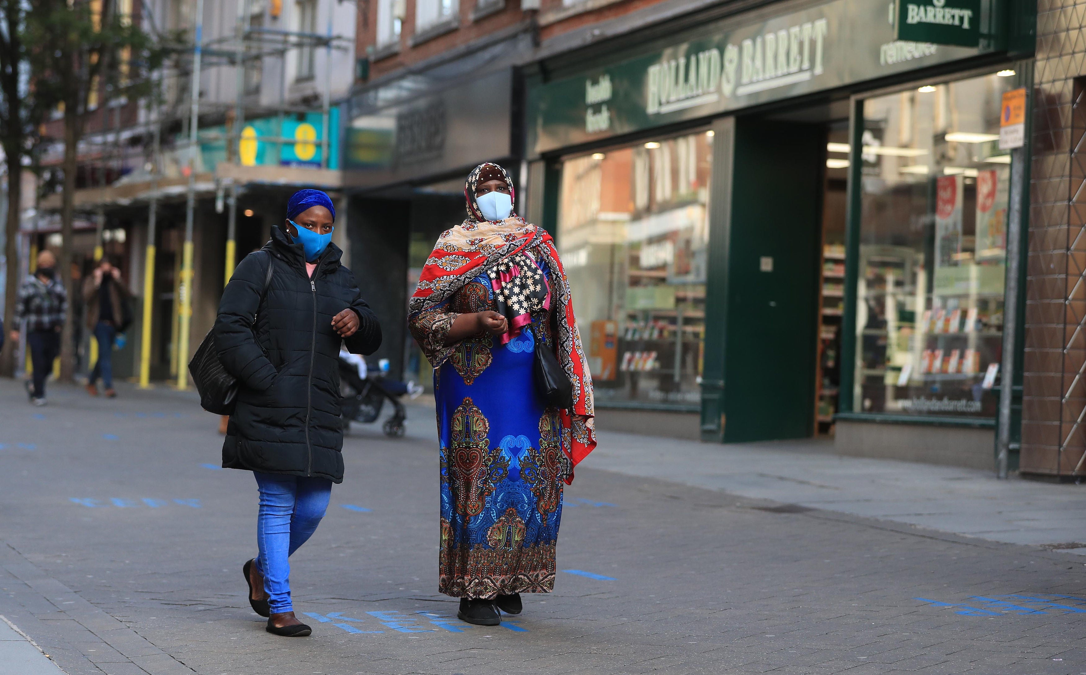 Los casos y muertes por COVID-19 continúan aumentando en Reino Unido 