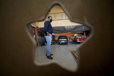 Familia colombiana se muda a salón de fiestas por pandemia