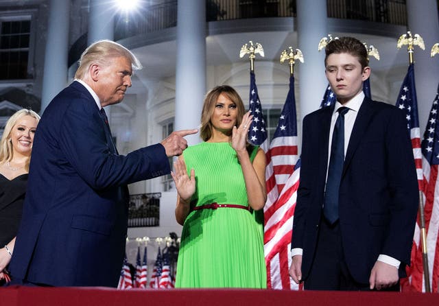 <p>Donald Trump con la ex primera dama Melania Trump y su hijo Barron en 2020 </p>