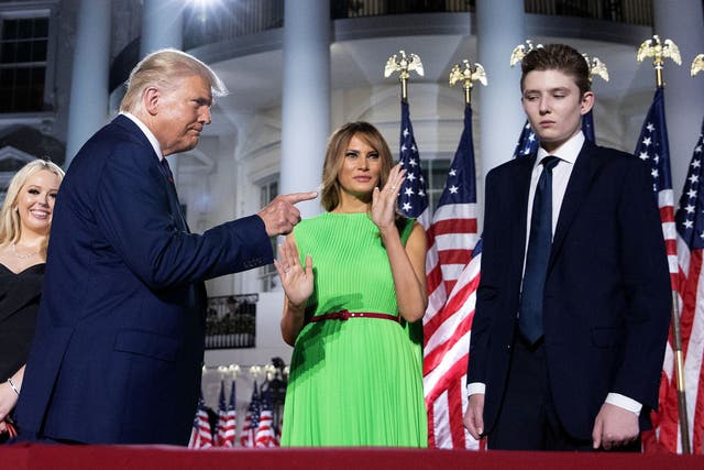 <p>Donald Trump con la exprimera dama Melania Trump y su hijo Barron en 2020 </p>