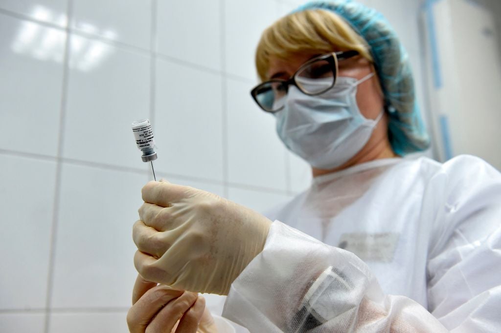 La nueva vacuna EpiVacCorona fue creada por el Instituto Vector en Siberia y probada con 100 voluntarios en una fase inicial de ensayos.