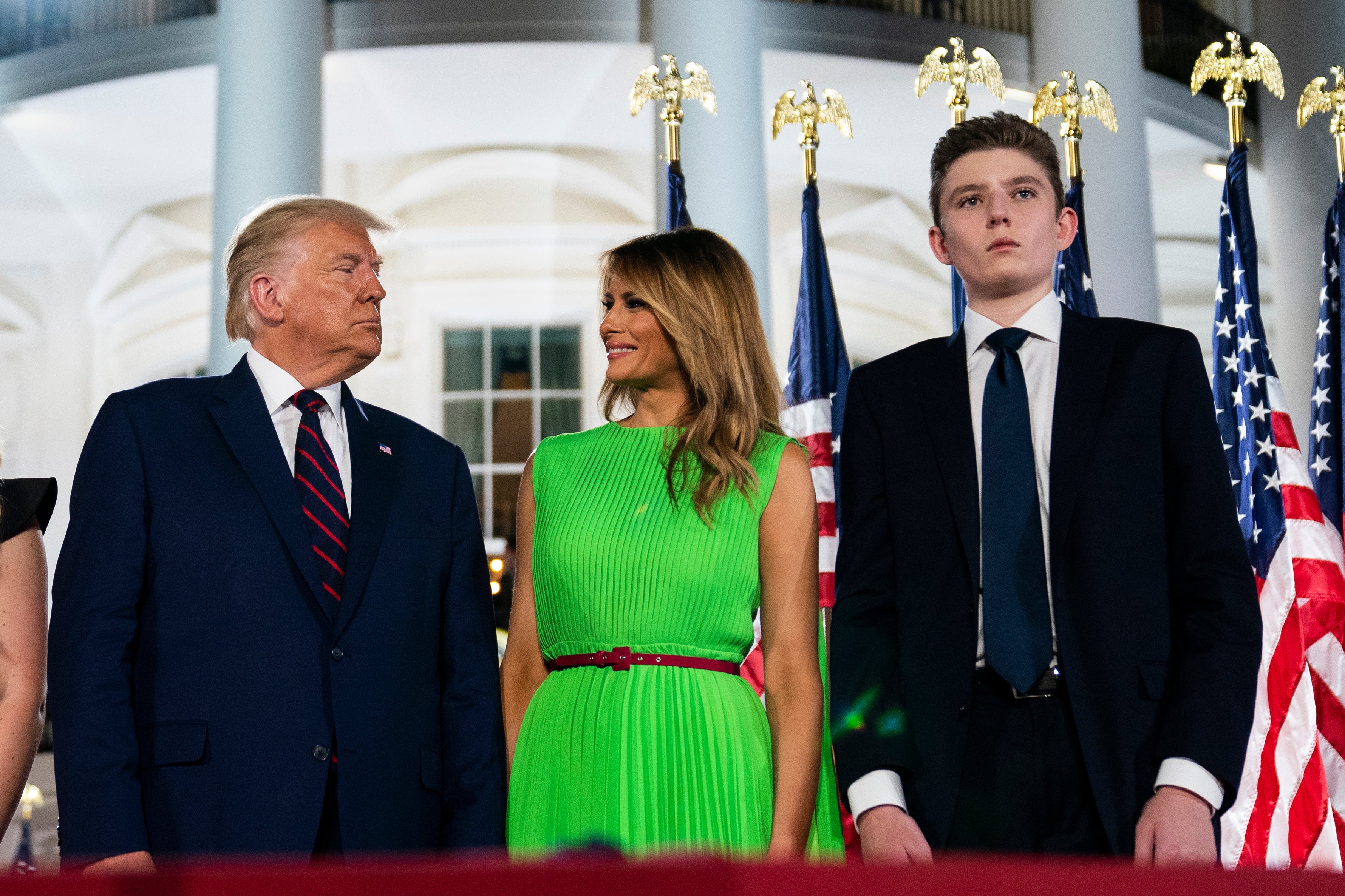 Donald Trump con la ex primera dama Melania Trump y su hijo Barron en 2020