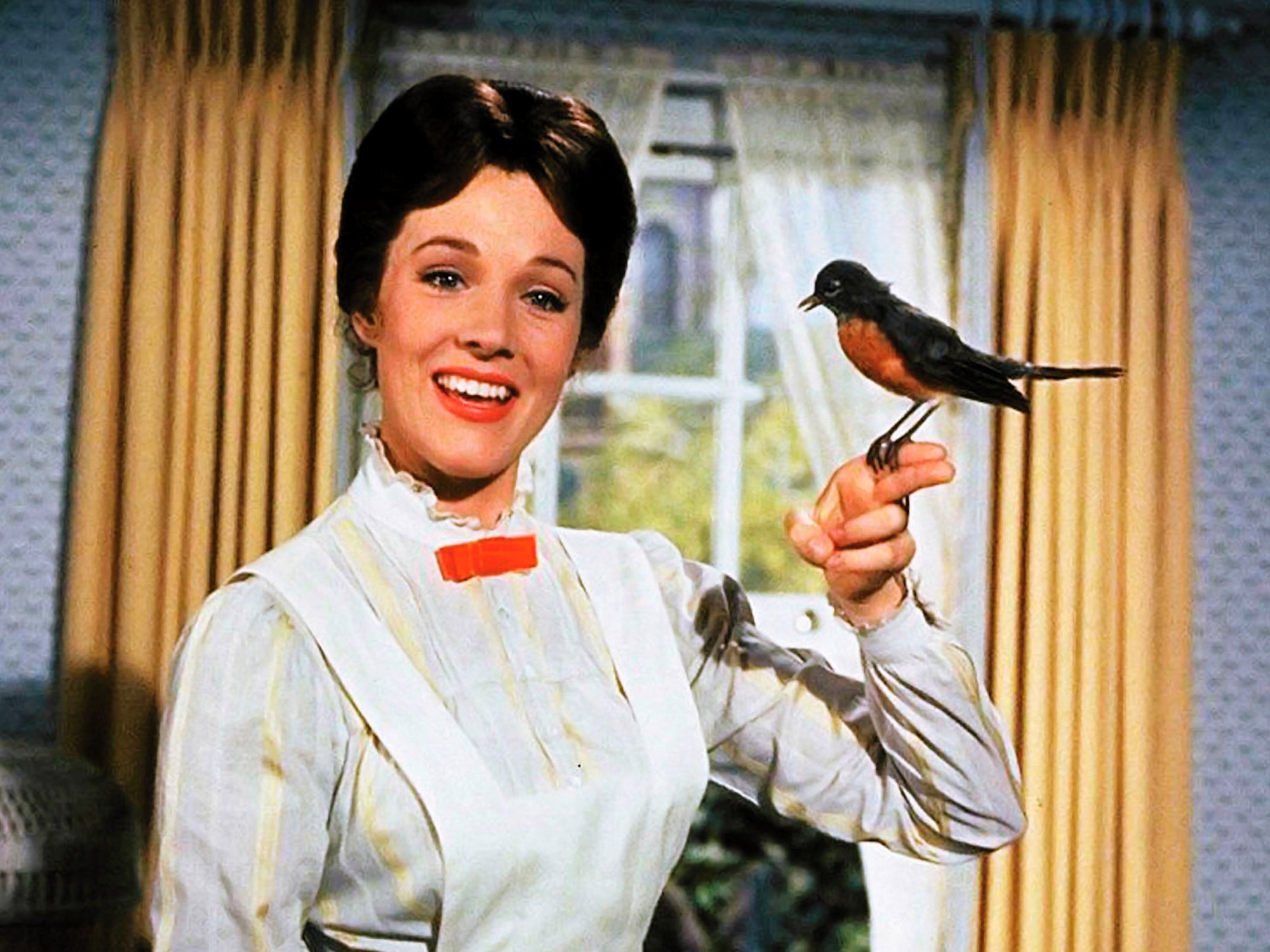 Julie Andrews encarnó a Mary Poppins en la versión cinematográfica del libro