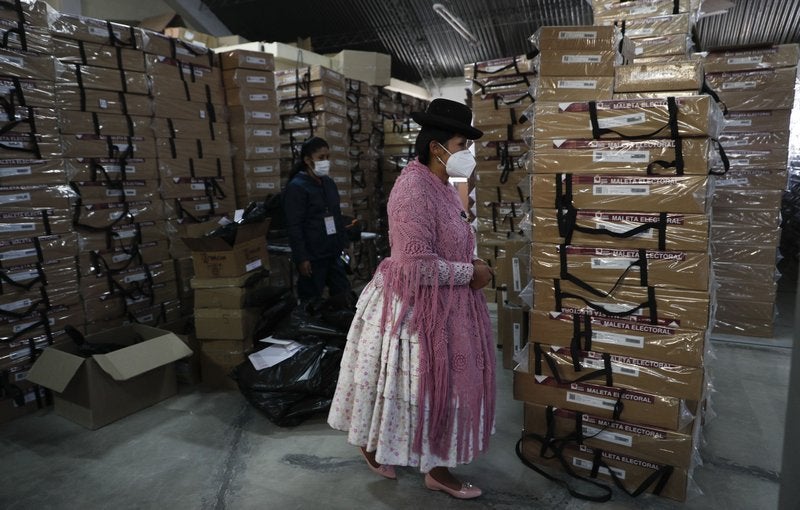 Sonia Yujra, miembro del departamento de tribunales electorales de La Paz, mira cajas de material electoral que se distribuirán en La Paz, Bolivia, el viernes 16 de octubre de 2020. Bolivia celebrará elecciones generales el domingo 18 de octubre. (Foto/Juan Karita)