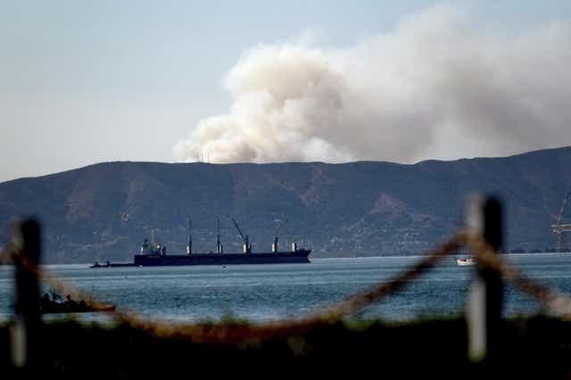 Un incendio en el sur de San Francisco, visto desde Alameda, California.
