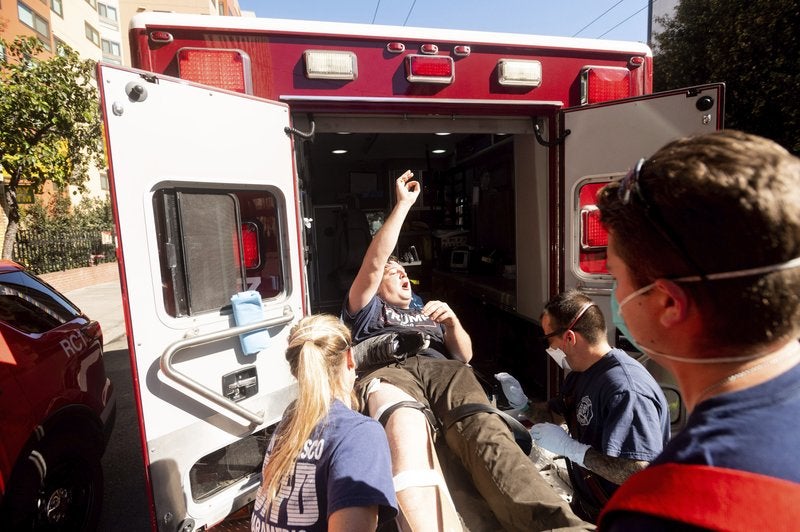 Un partidario del presidente Donald Trump que participaba en una manifestación con un reducido número de personas es subido a una ambulancia por paramédicos después de que contramanifestantes los agredieran en San Francisco, el sábado 17 de octubre de 2020. (Foto/Noah Berger)