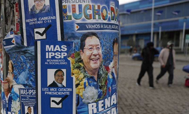 Promocionales del candidato a la presidencia, Luis Arce, del Movimiento al Socialismo (MAS), cubren un poste en El Alto, Bolivia. (Foto/Juan Karita)