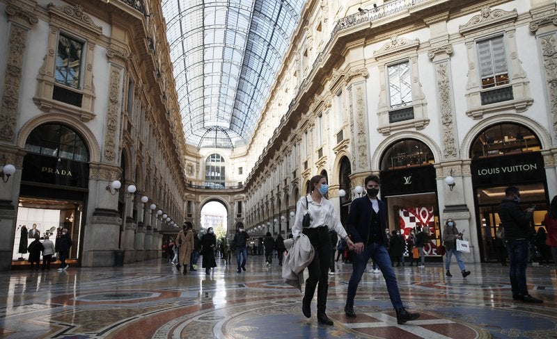 Unas personas usando cubrebocas caminan por el centro de Milán, Italia, el 17 de octubre de 2020. (Foto/Antonio Calanni)