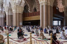 Marruecos reabre mezquitas mientras el número de casos Covid aumenta