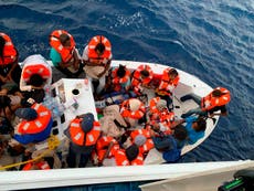 Crucero rescata a 24 personas de un barco frente a la costa de Florida