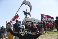 Chilenos conmemoran en las calles aniversario de estallido social