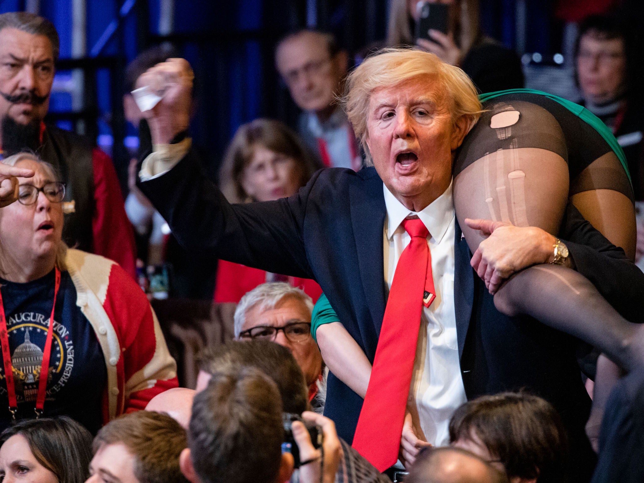 Cómo se coló Sacha Baron Cohen en discurso de Mike Pence